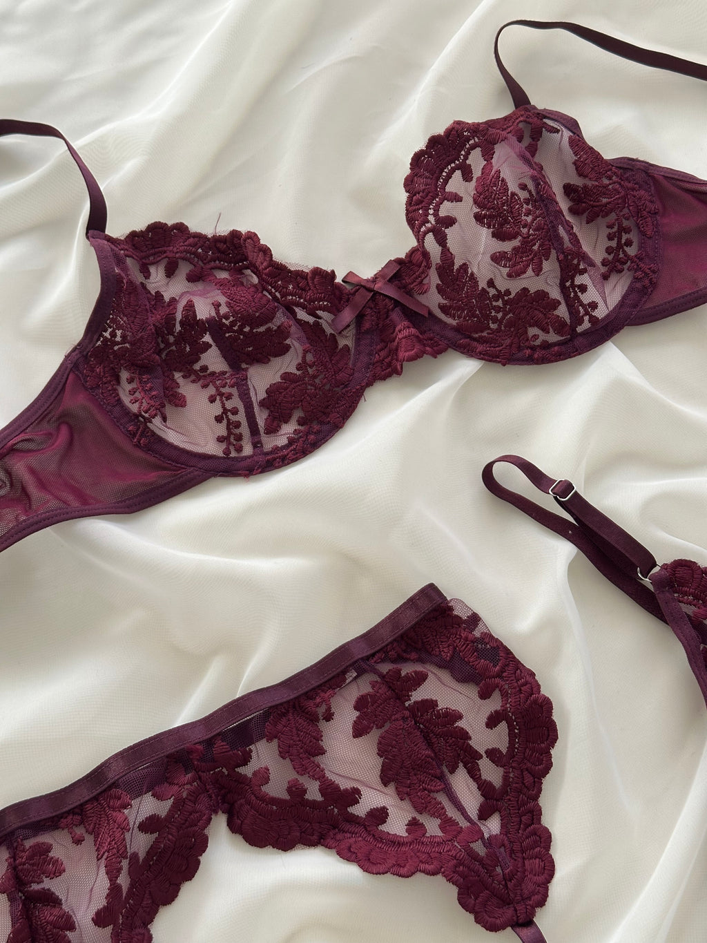 Set Siena con Bordados Florales en Tono Burdeos con Liguero Ajustable