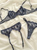 Set Oslo con Bordados Florales en Tono Gris con Liguero Ajustables