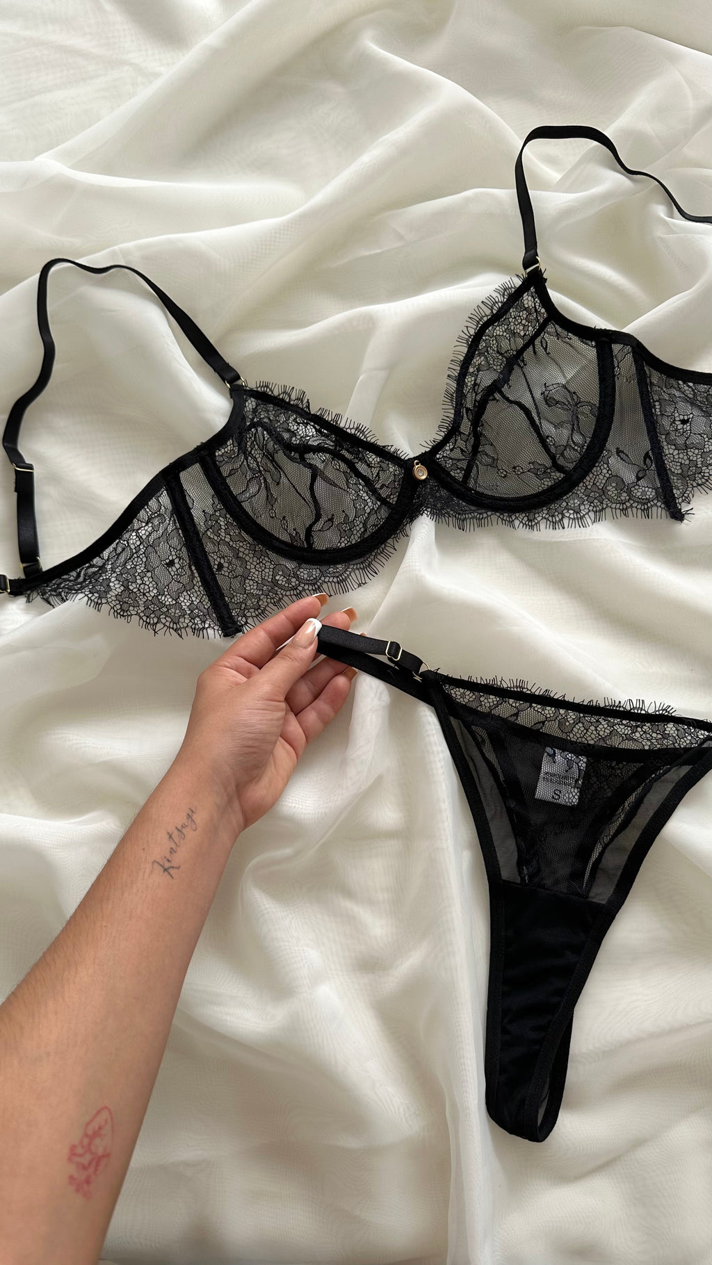 Set Brecia en Encaje con Tanga Ajustable