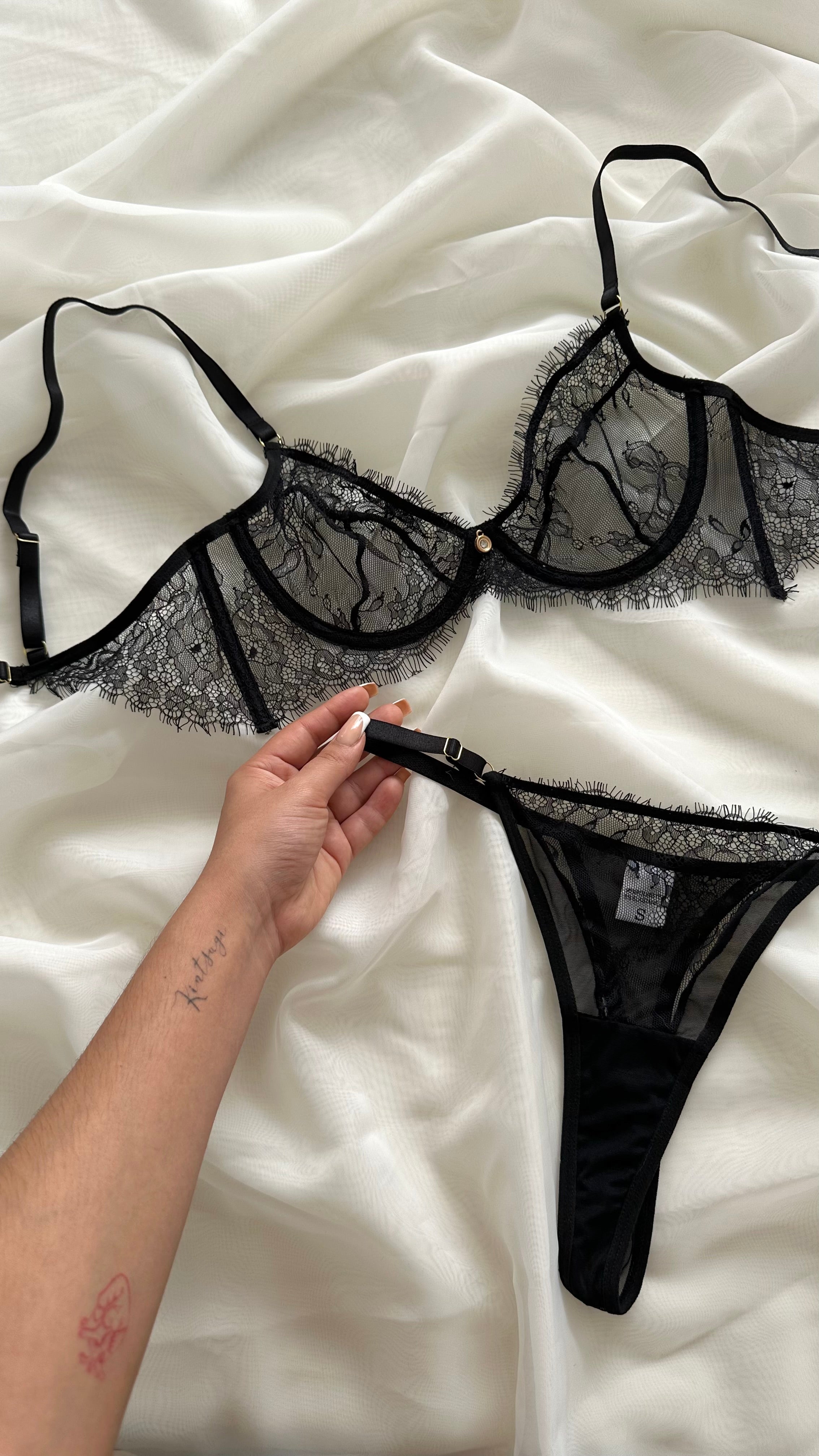 Set Brecia en Encaje con Tanga Ajustable