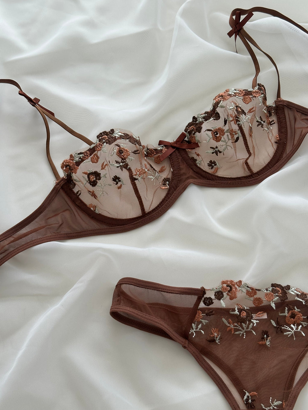 Set Toscana con Transparencias y Bordados florales