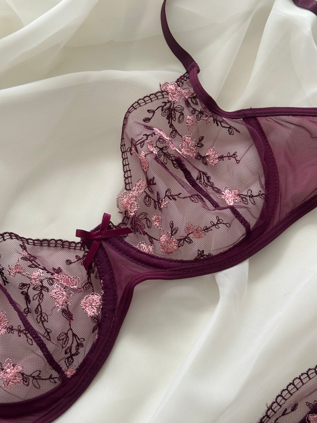 Set Burdeos en Tul Vinotinto con Bordado Floral