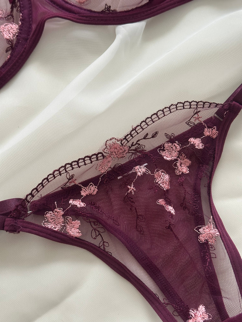 Set Burdeos en Tul Vinotinto con Bordado Floral