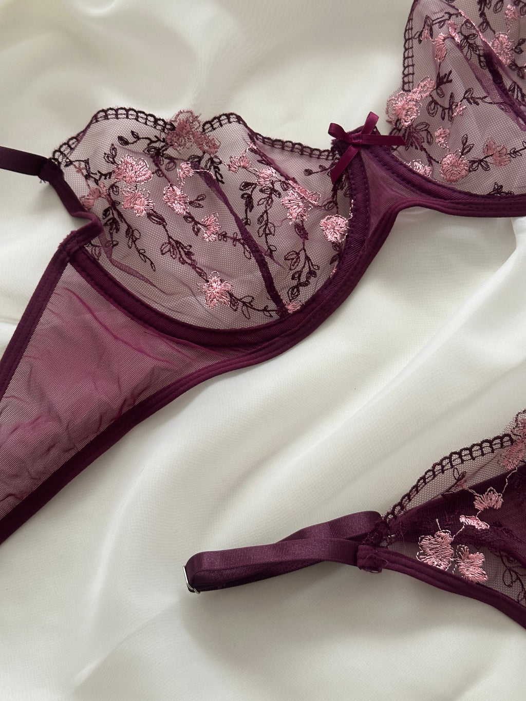Set Burdeos en Tul Vinotinto con Bordado Floral