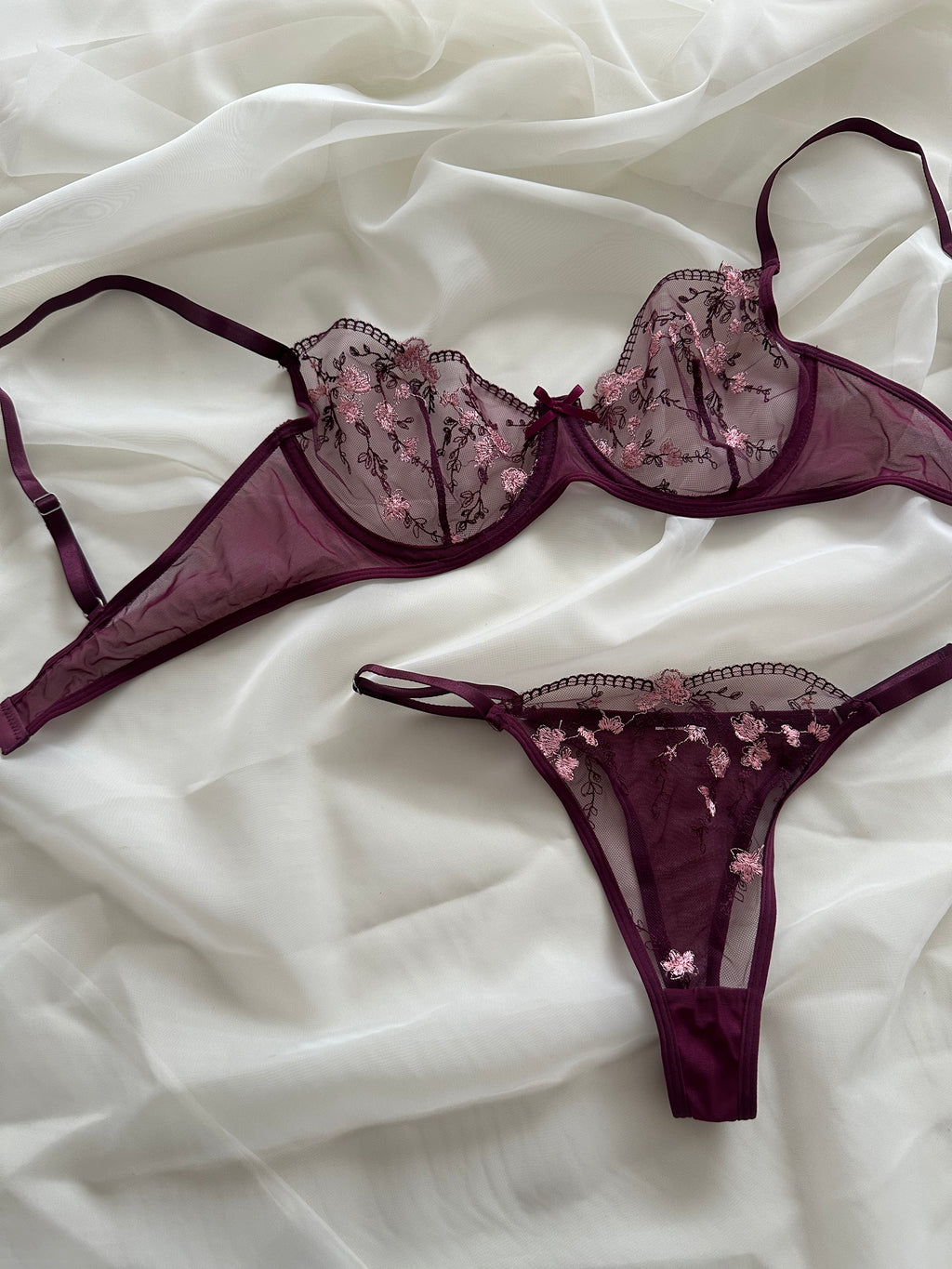 Set Burdeos en Tul Vinotinto con Bordado Floral